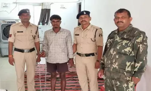 Balodabazar violence: कलेक्टर-एसपी कार्यालय में सफेद ध्वजा लगाने वाला गिरफ्तार, पुलिस की कार्रवाई...