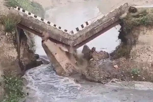 Siwan Bridge Collapse: बिहार में फिर टुटा पुल, सीवान में गंडक नहर पर बना ब्रिज गिरा, गाँव में घुसा पानी, देखें VIDEO