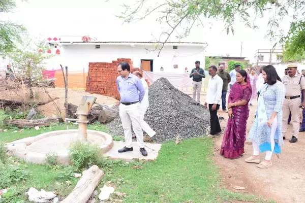 Rajnandgaon News: कलेक्टर ने गांव के खाली स्थानों में पौधरोपण करने के दिए निर्देश