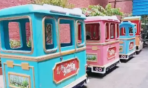 Chandigarh Toy Train Accident: चंडीगढ़ के मॉल में पलटी टॉय ट्रेन, जमीन पर सिर टकराने से बच्चे की जान गई