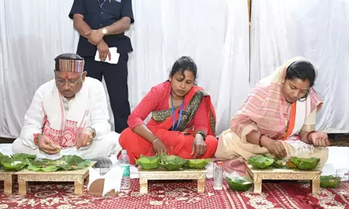 Raipur News: स्वच्छता दीदियों के साथ मुख्यमंत्री ने किया भोजन, जनजाति गौरव समाज की बहनों ने भोजन परोसा