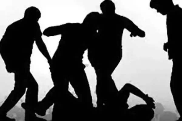 Gwalior Crime News: ग्वालियर: ग्रामीणों ने आरआई और पटवारी को बनाया बंधक, लात घूसों से की जमकर पिटाई, फिर जो हुआ...