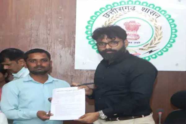 Raipur News: मिथलेश को दो माह के भीतर मिली अनुकम्पा नियुक्ति