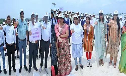 Chhattisgarh News: अंतर्राष्ट्रीय नशा निषेध दिवस पर जिला प्रशासन रायपुर का आयोजन, संभागायुक्त संजय अलंग ने दिलाई नशे से दूर रहने की शपथ...