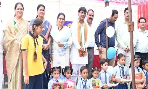 Mahasamund News: स्कूल के पहले दिन बच्चों को मिठाई खिलाकर किया गया शाला में स्वागत