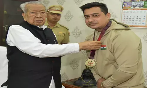 Raipur News: राज्यपाल  हरिचंदन से एशिया पैरा आर्म रेसलिंग चैम्पियन श्रीमंत झा ने सौजन्य मुलाकात की