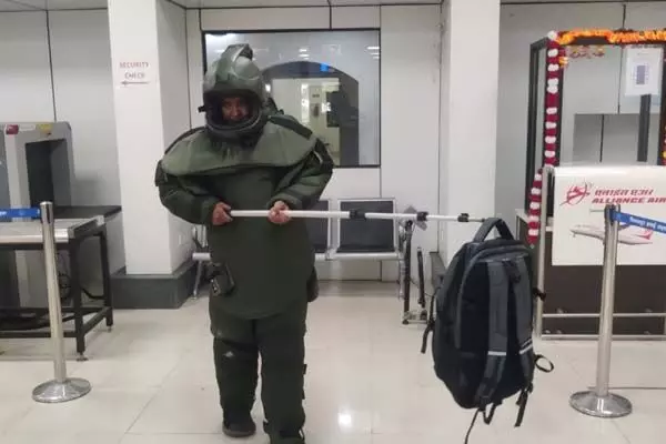 बिलासपुर एयरपोर्ट में बम की धमकी: बीडीडीएस टीम ने... ... Chhattisgarh Top News Today: IAS के अफसर पति की पिटाई और शव के साथ दुष्कर्म... सहित पढ़ें दिनभर की प्रमुख खबरें...