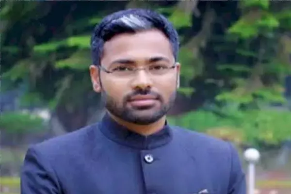Kanker News: बारिश में भीगते हुए जनप्रतिनिधियों व अधिकारियों ने किया श्रमदान