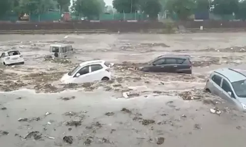 Uttarakhand Weather News: हरिद्वार में पहली बारिश से उफान पर नदी, बह गयी दर्जनों गाड़ियां, अगले 5 दिन भारी बारिश का अलर्ट