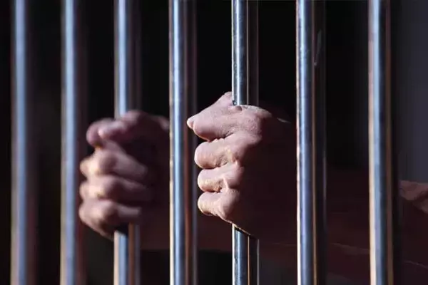 Raipur News: शराबी प्राचार्य को भेजा गया जेल, परेशान व्याख्याताओं और विद्यार्थियों ने स्कूल में मचाया था हंगामा