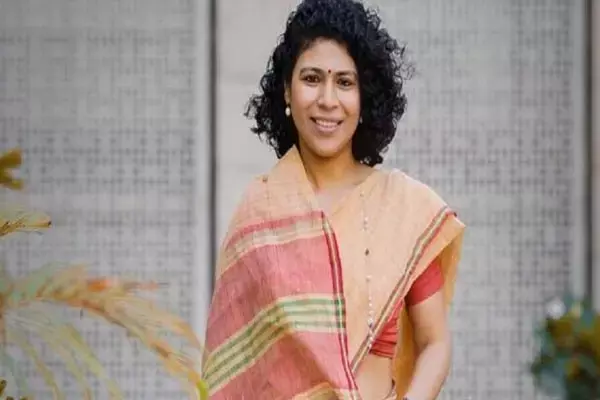 IAS Durga Shakti Nagpal Biography: दुर्गा नागपाल फिर बनाई गई DM, जानिए उनके बारे में