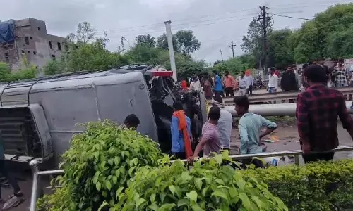Bilaspur News: बाइक सवार को बचाने के चक्कर में बस खंभे से टकराकर पलटी, एक माह की बच्ची की मौत, दर्जनों घायल