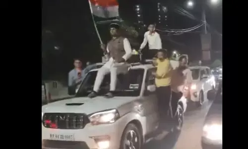 Vishwas Sarang Video: MP के स्टंटबाज कैबिनेट मंत्री: चलती कार की छत पर किया स्टंट, देखें वायरल VIDEO...