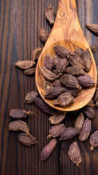 Badi Elaichi Ke Fayde: बड़े काम की है बड़ी इलायची, जानिये इसके बड़े-बड़े फायदे...