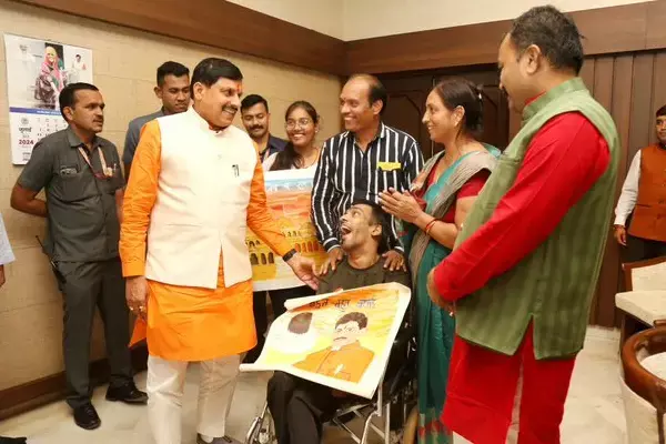 MP News: दिव्यांग युवक ने पैरों से बनाया मुख्यमंत्री मोहन यादव का पोर्ट्रेट, CM ने दी प्रोत्साहन राशि