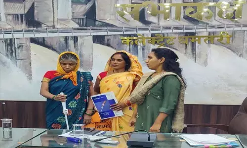Dhamtari News: कलेक्टर की त्वरित कार्यवाही से दिव्यांग  हेमबाई साहू को मिली स्मार्ट श्वेत छड़ी