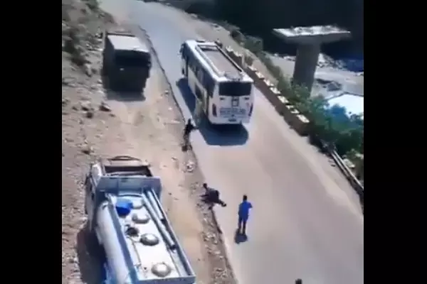 Amarnath Yatra Bus Accident: चलती बस का ब्रेक हुआ फेल, 40 यात्री थे सवार, जान बचाने के लिए कूदे, Video देख सहम जाएंगे...