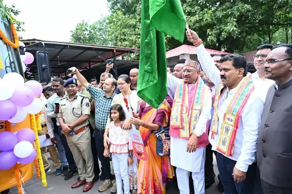 Raipur News: पुलिस परिवार के बच्चों को स्कूल आने जाने के लिए मिली बस की सुविधा