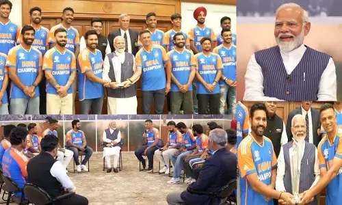 PM Modi-Team India Meeting: चैंपियन टीम इंडिया की PM मोदी से हुई मुलाकात, रोहित-द्रव‍िड़ ने प्रधानमंत्री के हाथों में सौंप T20 वर्ल्ड कप ट्रॉफी