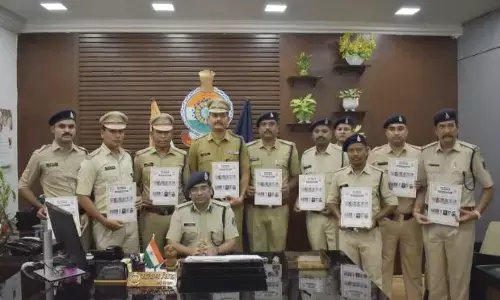 Raipur News: तीन आरक्षक सस्पेंड, SSP ने दो इंस्पेक्टर सहित बारह पुलिसकर्मियों को किया सम्मानित
