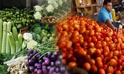 Vegetable Prices Check:  महंगाई की मार, टमाटर, प्याज और आलू के दामों में भारी उछाल