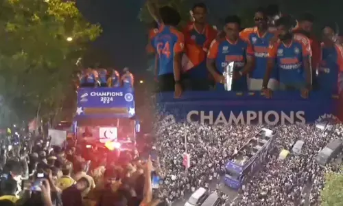 Team India Victory Parade: मुंबई में बस पर ट्रॉफी के साथ नजर आए खिलाड़ी, उमड़ा फैंस का जनसैलाब, कभी नहीं देखी होगी ऐसी दिवानगी...