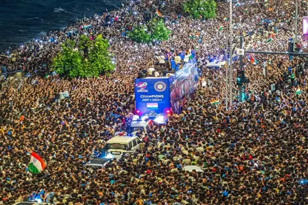 Team India Victory Parade: टीम इंडिया की विक्ट्री परेड में भगदड़, बेहोश होकर गिरे लोग, हड्डियां टूटी, कई अस्पताल में भर्ती