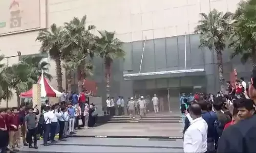 Logix Mall Fire: नोएडा के लॉजिक्स मॉल में लगी भीषण आग, दमकल की 12 गाड़ियां मौके पर मौजूद