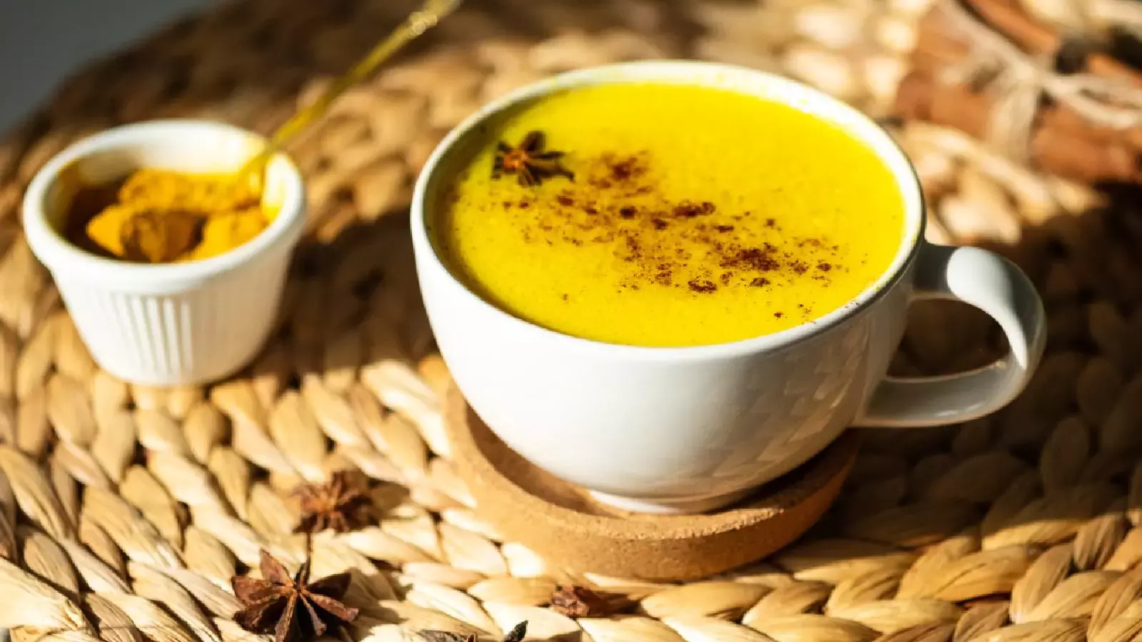 Golden Milk Benifits : बरसात के मौसम में चमत्कारिक गोल्डन मिल्क