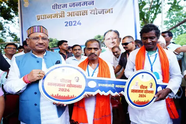 CG News: मुख्यमंत्री विष्णु देव साय ने पीएम जनमन योजना के हितग्राहियों को सौंपी घर की चाबी