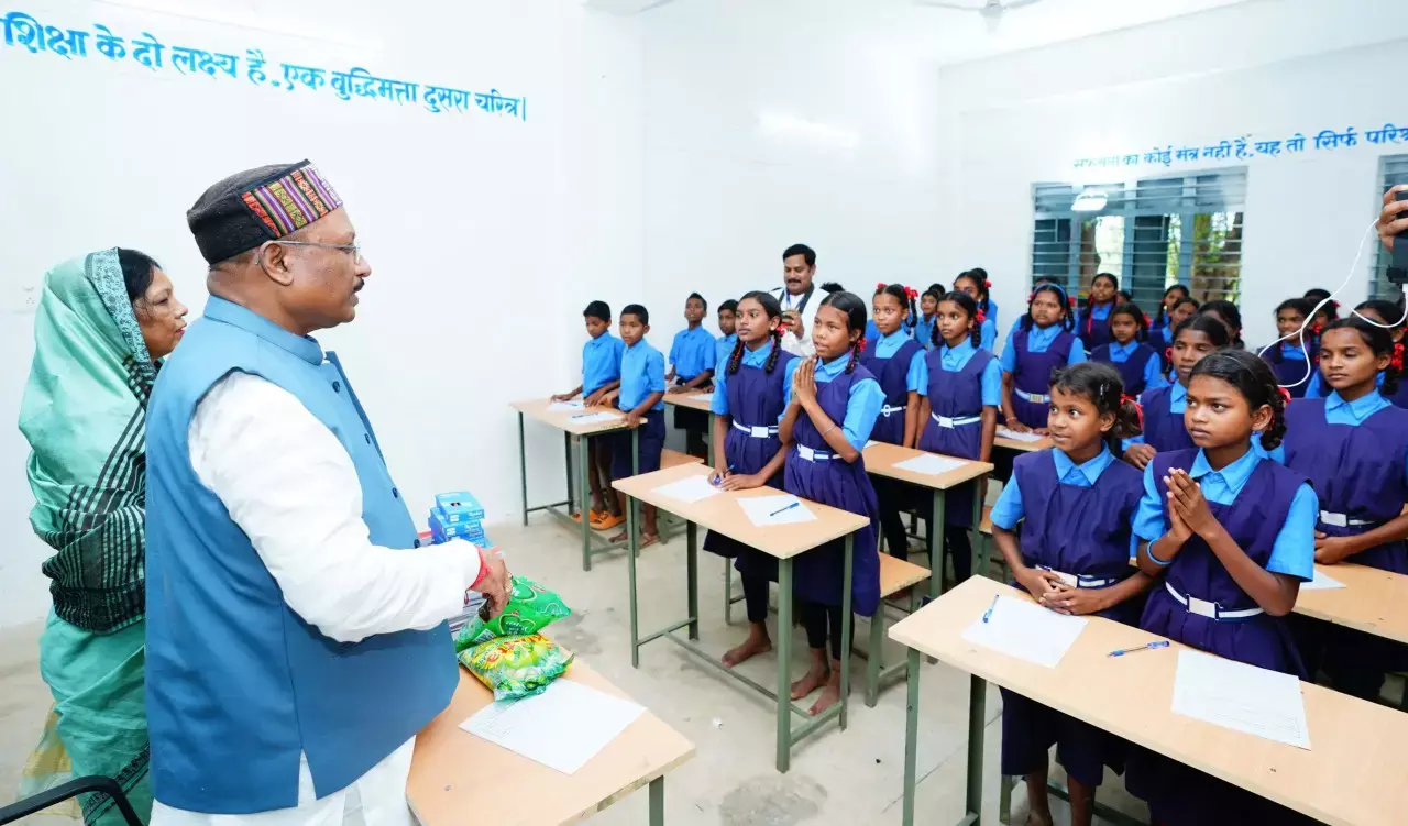 Raipur News: जब मुख्यमंत्री बने शिक्षक और बच्चों को बताया आदर्श विद्यार्थी में होने चाहिए कौन से पांच गुण