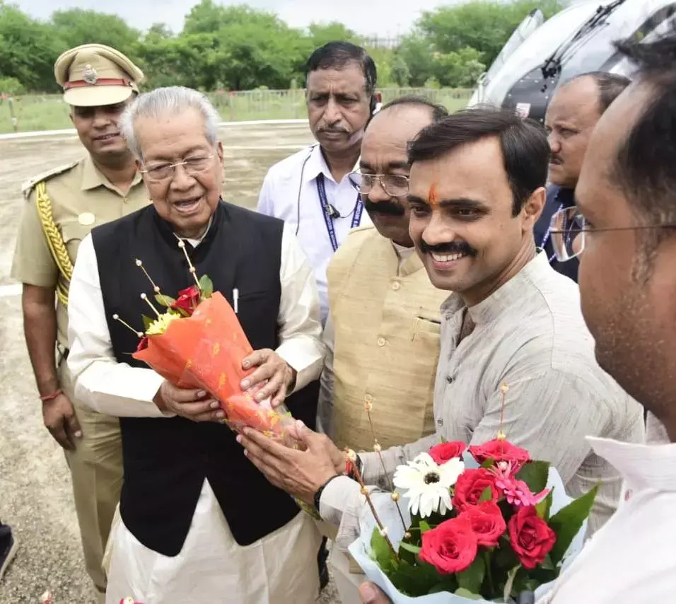 Bilaspur News: राज्यपाल श्री विश्वभूषण हरिचंदन का हेलीपैड पर स्वागत