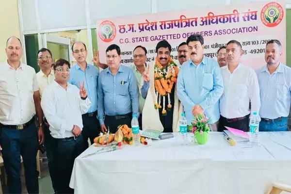 Chhattisgarh News : संघ में भी ‘कमल’ की जय: प्रदेश राजपत्रित अधिकारी संघ के पुन: निर्विरोध अध्यक्ष चुने गए कमल वर्मा