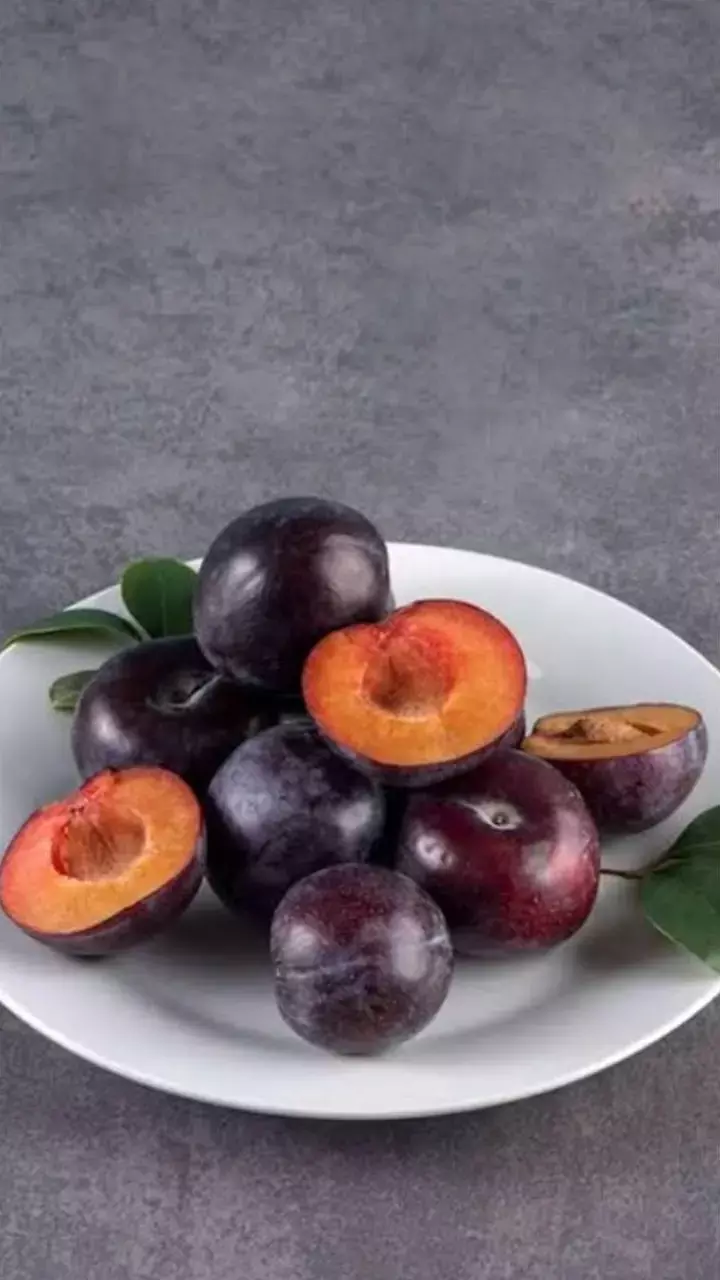 Aloo Bukhare Ke Fayde: मानसून में लें खट्टे-मीठे आलूबुखारे का मज़ा, साथ में मिलेंगे ये तमाम फायदे...