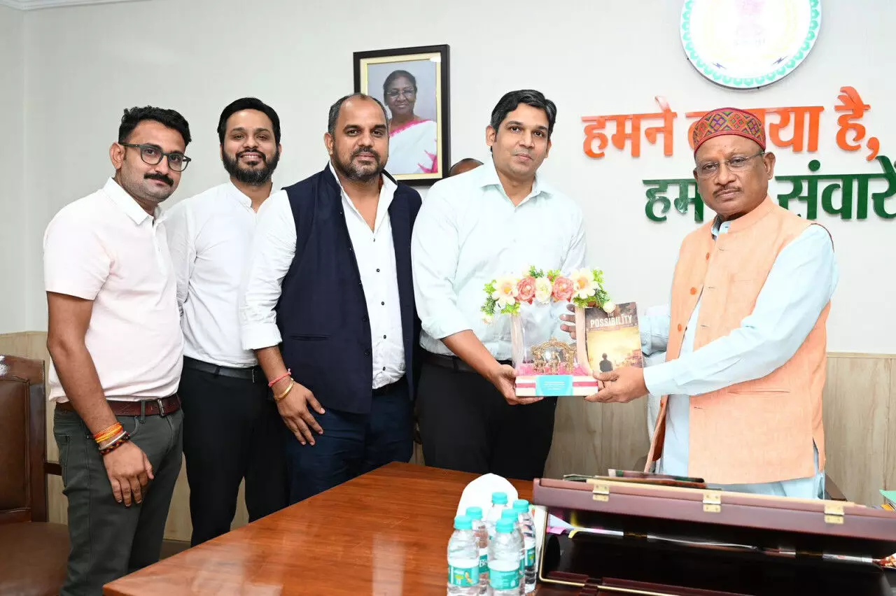 Raipur News: मुख्यमंत्री साय को डॉ पंकज द्विवेदी ने भेंट की अपनी स्वरचित किताब द पॉसिबिलिटी Raipur News: मुख्यमंत्री साय को डॉ पंकज द्विवेदी ने भेंट की अपनी स्वरचित किताब द पॉसिबिलिटी