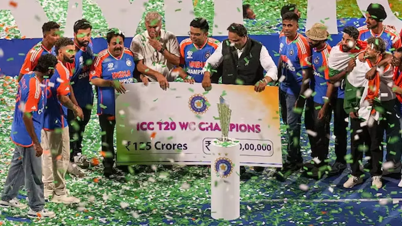 Team India Prize Money: टीम इंडिया में ऐसे होगा 125 करोड़ की प्राइज मनी का बंटवारा? ये 7 खिलाड़ी बने करोड़पति, यहां जानिए किसे मिले, कितने रुपये...