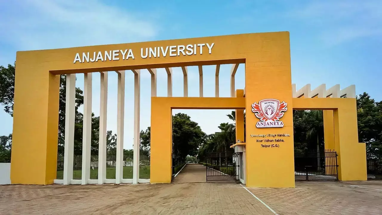 Anjaneya University Star Night: आंजनेय यूनिवर्सिटी स्टार नाईट: बारिश बंद होते ही अर्जुन कानूनगो ने बांधा समा, “फुर्सत”, “एक दफा” और “बैकसीट” जैसे लोकप्रिय गानों में झूमी पब्लिक...