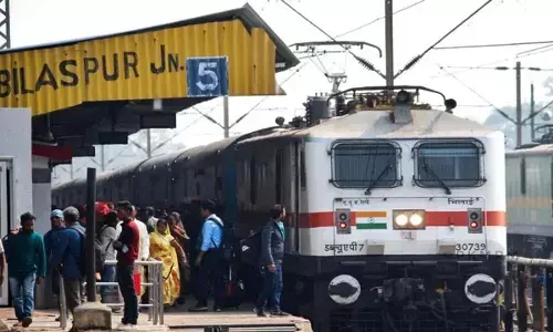 SEC Railway: ट्रेनों की महिला चालकों के लिए अब इंजिन में शौचालय, बिलासपुर रेलवे जोन के 356 इंजिनों में लगा AC...