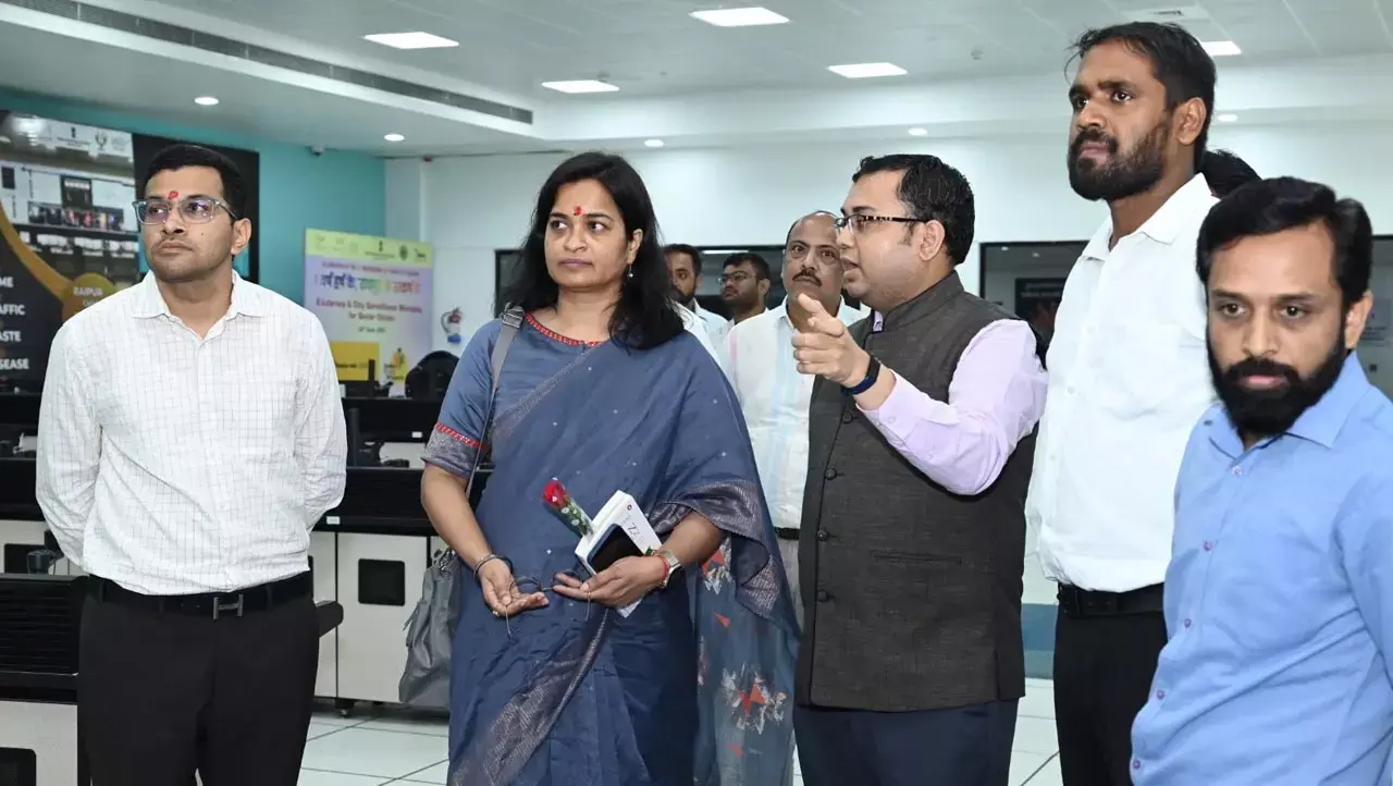 Raipur News: केंद्र की संयुक्त सचिव रूपा मिश्रा ने की रायपुर स्मार्ट सिटी  की आईटीएमएस सिस्टम की सराहना...