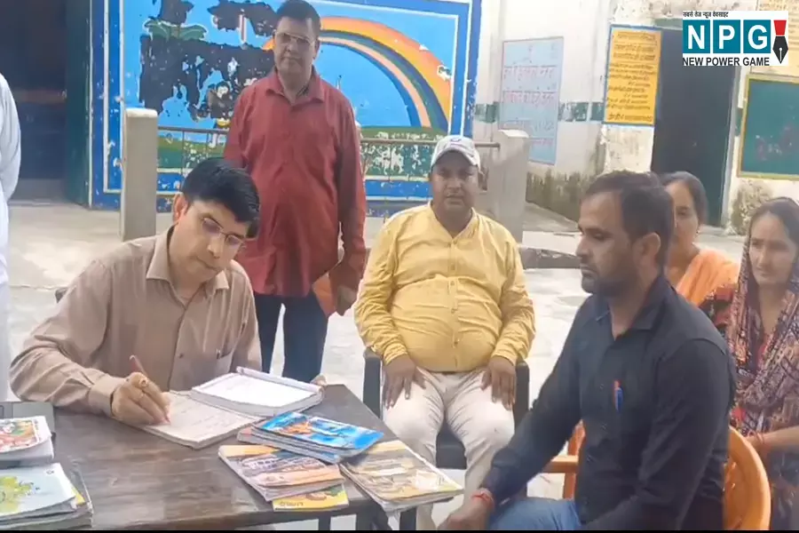 UP Teacher News: कलेक्टर ने स्कूल में शिक्षक को कैंडी क्रश खेलते पकड़ा, फोन की हिस्ट्री देख रह हैरान...ढाई घंटे मोबाइल पर लगे रहे गुरूजी, तत्काल सस्पेंड