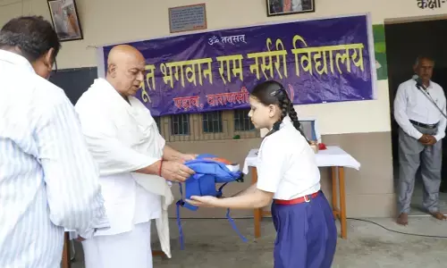 Aghor Ashram Varanasi: बाबा संभवराम ने विद्यार्थियों को किया स्कूल बैग और कॉपी का वितरण...