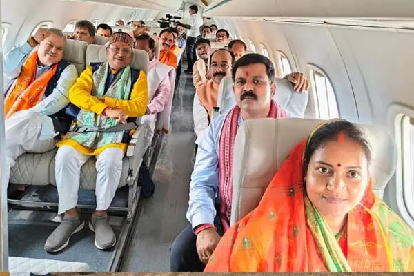 Chhattisgarh News: देखें फोटो और वीडियो: राम दरबार में विष्‍णु देव सरकार: विशेष विमान से रवाना हुई पूरी कैबिनेट, जानिये..श्रीराम लला के लिए क्‍या-क्‍या साथ ले गए हैं मुख्‍यमंत्री
