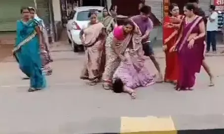 Balod news: महिला पार्षद की पिटाई, नाराज महिलाओं ने घर से निकाल कर सड़क पर पटका, वीडियो वायरल...