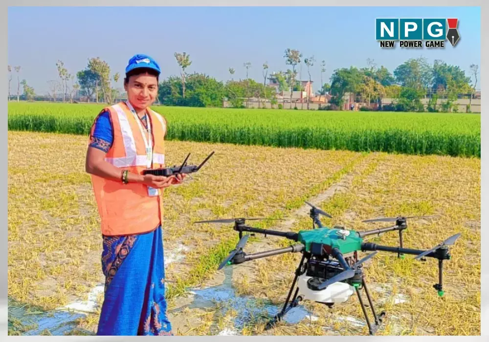 CG में पुष्पा के हौंसलों को मिली उड़ान, कभी स्कूटी नहीं चला पाती थी, अब ड्रोन उड़ाकर खेतों में कर रही स्प्रे...