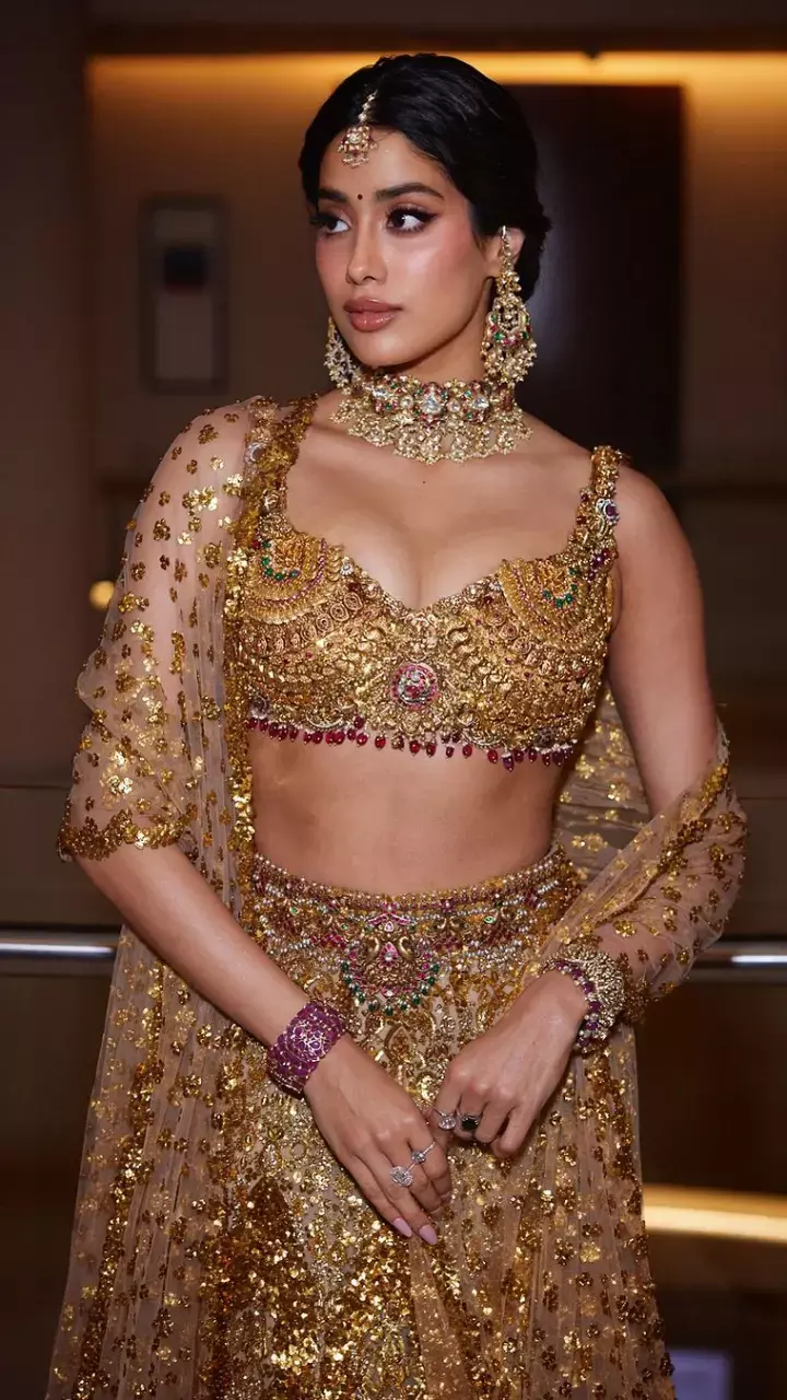 स्टाइलिश लहंगे में सोने जैसी चमकीं जाह्नवी कपूर, दिखाया राजसी अंदाज, देखिए तस्वीरें...