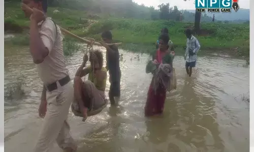 Raigarh News: पुलिस के जवान ने पेश की मिसाल, दर्द से तड़प रही गर्भवती महिला को 3 किमी कांवर में उठाकर पहुंचाया अस्पताल