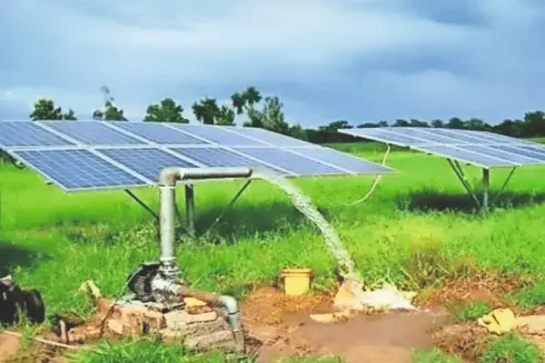 PM Kusum Yojana 2024: खेतों में सोलर पंप लगाने पर मिलेगी 90% सब्सिडी और लोन, किसानों को देना होगा सिर्फ 10 फीसदी पैसा, बिजली बेचकर भी करें तगड़ी कमाई