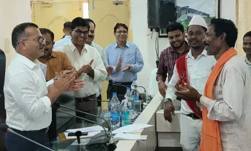 Ambikapur: पंडित दास आए तो थे कलेक्टर के पास असाक्षर, पर जनदर्शन से लौटे अपना नाम लिखना सीखकर...