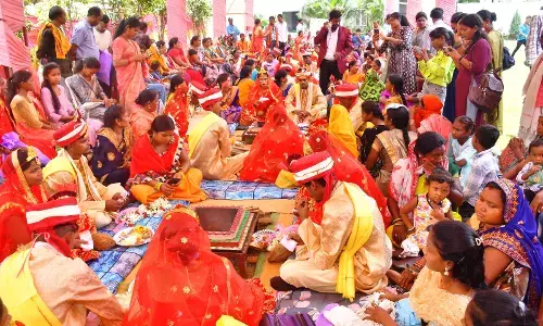 Raigarh News: मुख्यमंत्री कन्या विवाह योजना से बेटियों के विवाह की चिंता हुई दूर, रायगढ़ में 45 जोड़े बंधे परिणय सूत्र में