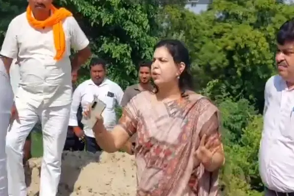 DM Divya Mittal News: धूप ही तो है, पिघल थोड़ी जाएंगे... डीएम दिव्या मित्तल ने अधिकारियों को लगाई फटकार, जाने क्या है मामला